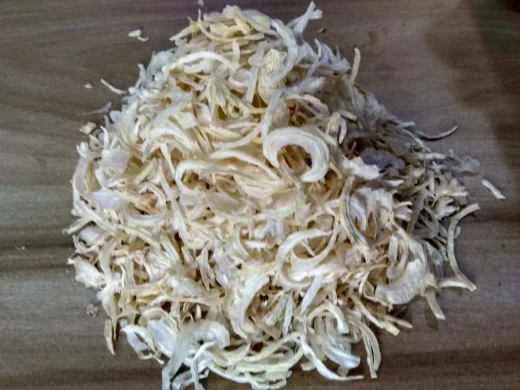 Dehydrated white onion flakes